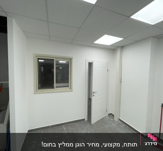 קירות גבס לבנים עם חלון ודלת פתוחה